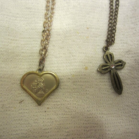 VTG RELIGIOUS PENDANTS W/CHAINS, PRICE IS EACH - Picture 5 of 10